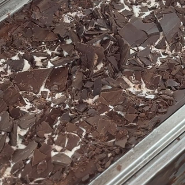 A tray of Stracciatella gelato
